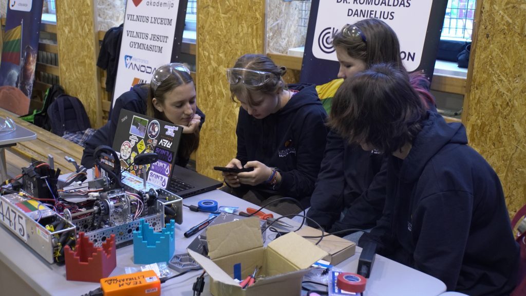 robotų varžybos 16