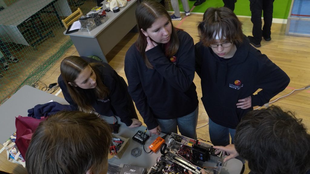 robotų varžybos 25